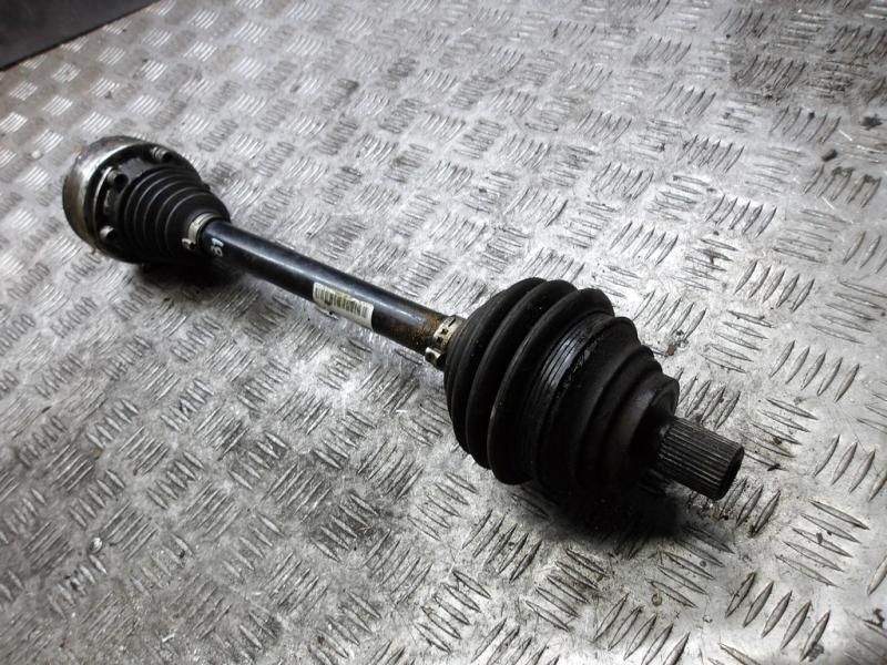 полуось передняя левая (приводной вал, ШРУС) Volkswagen Golf 4 поколение 2005, 1.6 л., бензин, МКПП - фото №1