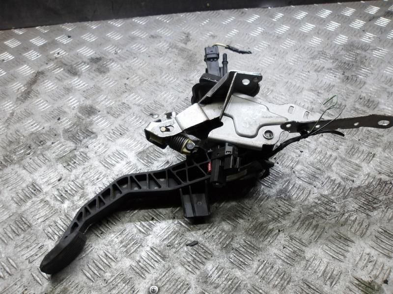 педаль сцепления Ford Focus 3 поколение 2013, 1.6 л., дизель, МКПП, универсал, BV617B633BD - фото №1