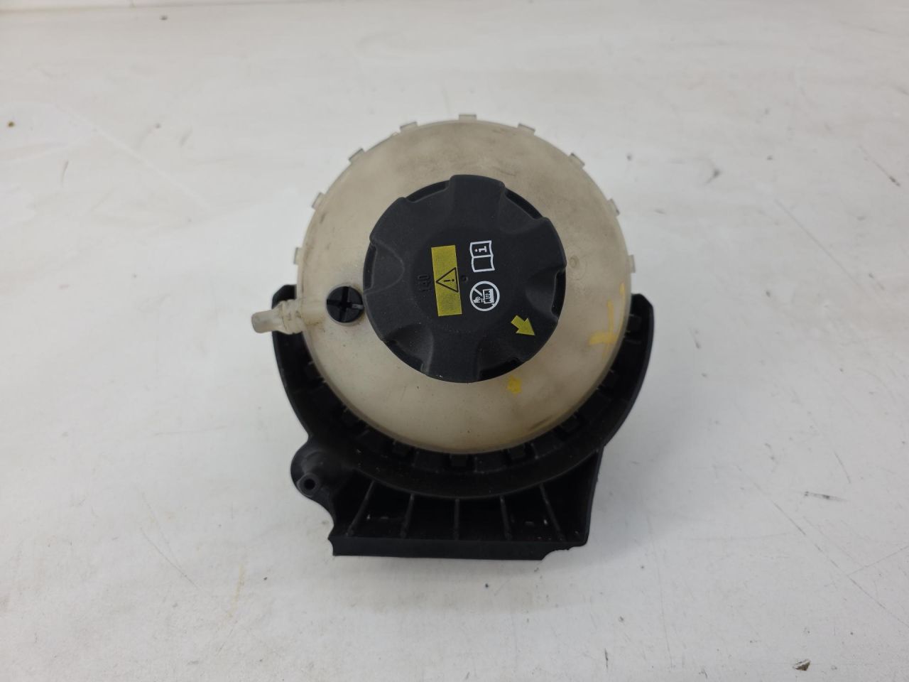 бачок расширительный BMW 3 серия F30/F31/F34 2013, 1.6 л., N13 B16 A, бензин, АКПП, седан, задний привод, правый руль, 17137642159 - фото №1