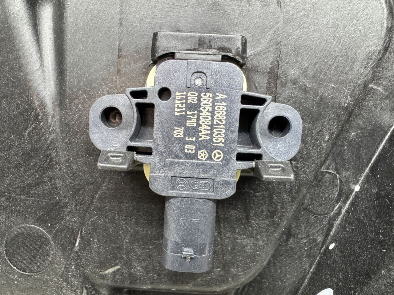 датчик удара Mercedes-Benz GLA-Класс X156 2016, A1668210351 - фото №1