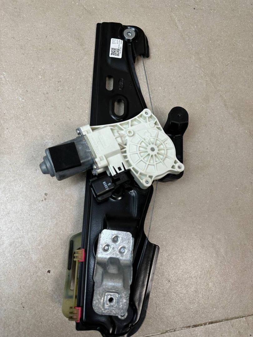 стеклоподъемник задний правый Land Rover Range Rover Evoque L551 2020, 2.0 л., бензин, АКПП, белый, внедорожник 5 дв., полный привод, правый руль, K8D227000AB - фото №1