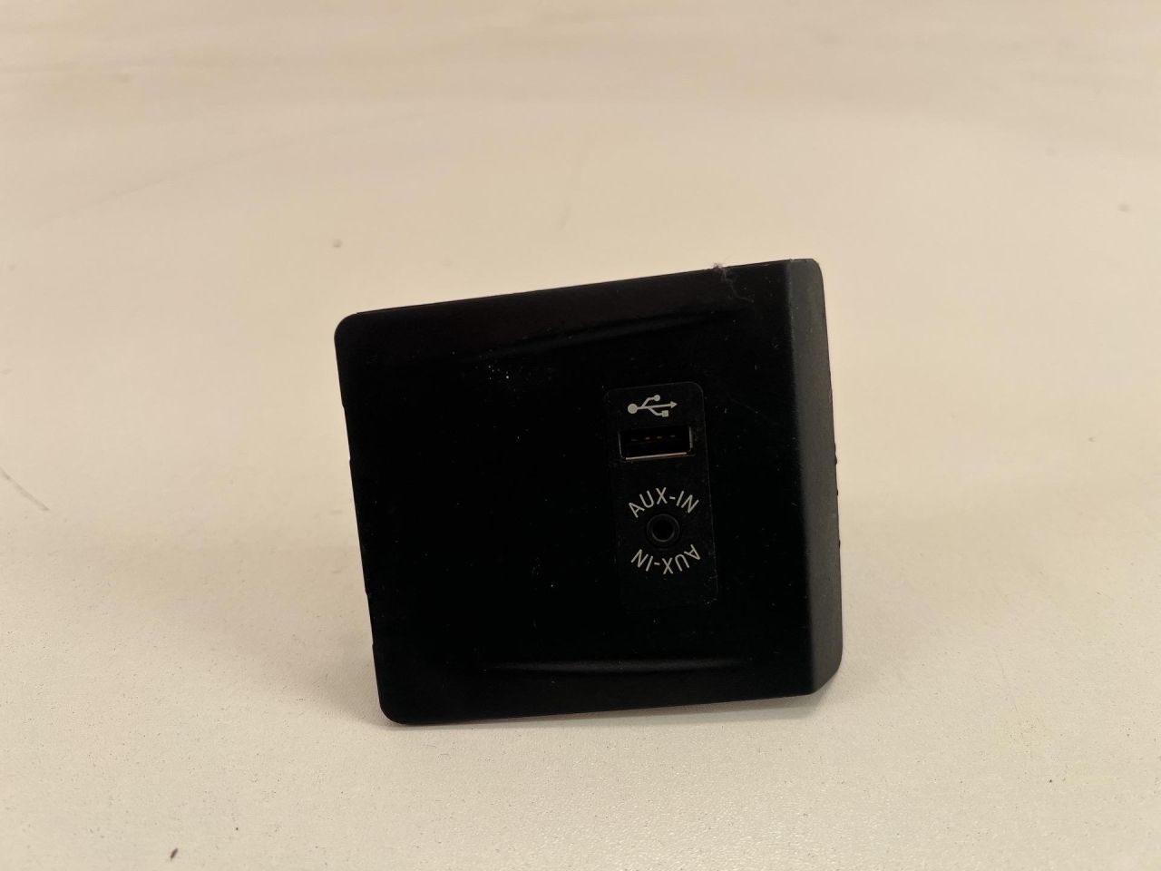 разъем AUX / USB BMW 2 серия Active Tourer F45 2014, 1.5 л., B38 A15 A, бензин, АКПП, black sapphire metallic (475), хетчбэк 5 дв., правый руль, 9284253 - фото №1