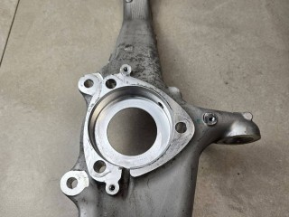 кулак поворотный правый Tesla 2022, электро, белый, полный привод, 104431600E