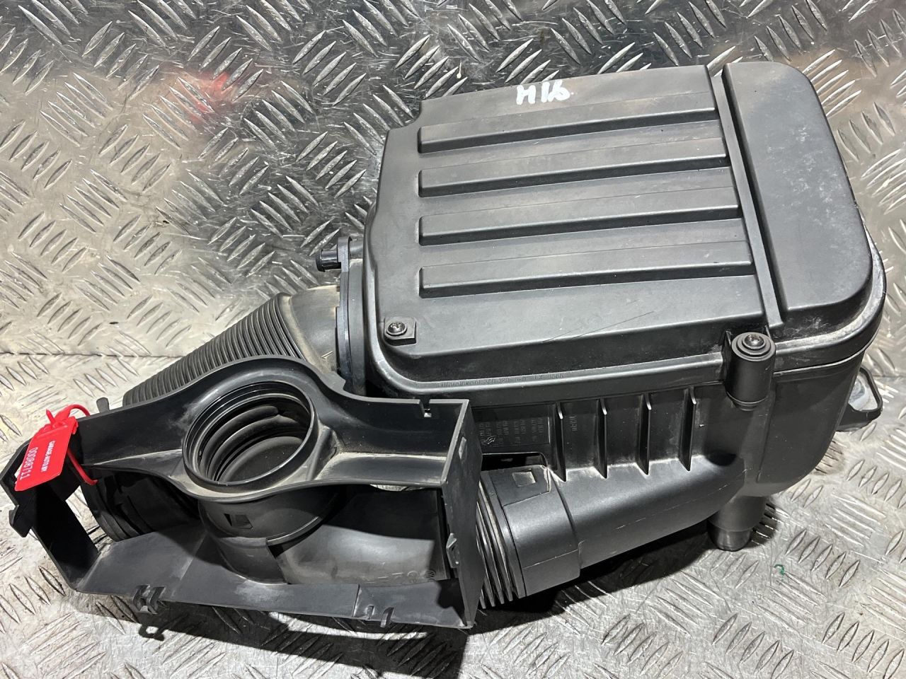 корпус воздушного фильтра Volkswagen Passat B7 2014, 1.4 л., CAXA, бензин, АКПП, седан, 1K0129601CJ, 1K0129601CK, 5N0129601D, 1K0129618BF, 1K0129684AN - фото №1