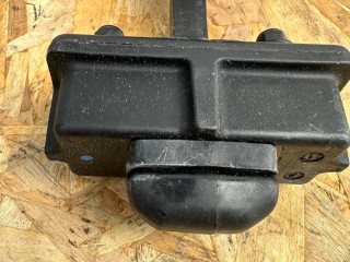 амортизатор двери передний правый Maserati Levante 1 поколение 2017, 3.0 л., бензин, АКПП, белый, внедорожник 5 дв., полный привод