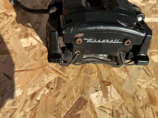 суппорт задний правый Maserati Levante 1 поколение 2017, 3.0 л., бензин, АКПП, белый, внедорожник 5 дв., полный привод, 06700388350