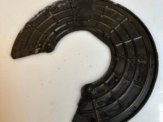 защитный кожух тормозного механизма Maserati Levante 1 поколение 2017, 3.0 л., A630HP, дизель, АКПП, blue, внедорожник 5 дв., полный привод, правый руль, 670032057