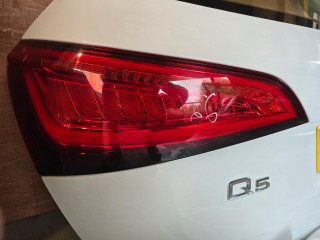 фонарь крышки багажника левый Audi Q5 8R 2012, 2.0 л., CNCD, бензин, АКПП, белый, внедорожник 5 дв., полный привод, правый руль, 8R0945093C