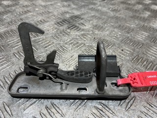 захватный крюк капота Volkswagen Tiguan 1 поколение [рестайлинг] 2013, 1.4 л., CTHA, бензин, АКПП, внедорожник 5 дв., 1K0823480