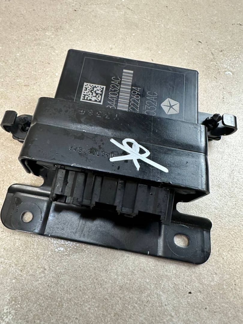 блок управления парктрониками Jeep 2021, 2.0 л., бензин, АКПП, серебристый, внедорожник 5 дв., полный привод, правый руль, P68441032AC - фото №1