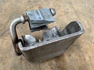 кронштейн глушителя Land Rover Range Rover Evoque L551 2020, 2.0 л., бензин, АКПП, белый, внедорожник 5 дв., полный привод, правый руль, K8D25N201AB