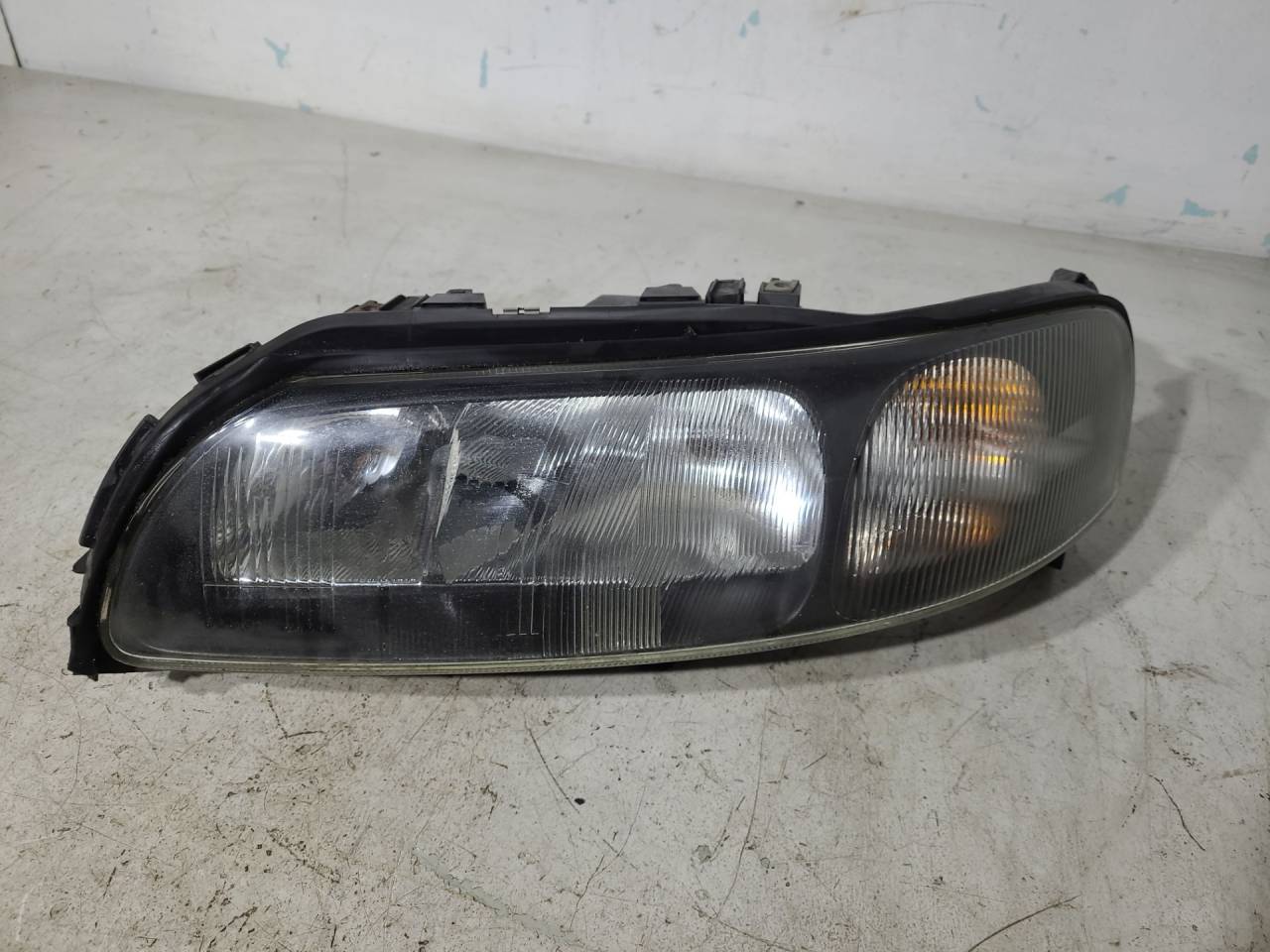 фара левая Volvo V70 2 поколение 2001, 2.4 л., B 5244 S, бензин, 5МКПП, бежевый, универсал, передний привод, 8620686 - фото №1