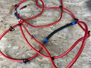 плюсовой провод аккумулятора Mercedes-Benz CLS-Класс C218 [рестайлинг] 2016, 3.0 л., OM 642.852, дизель, АКПП, белый 799, седан, задний привод, правый руль, A2124403938