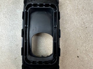 рамка обрамление кулисы Maserati Levante 1 поколение 2017, 3.0 л., бензин, АКПП, белый, внедорожник 5 дв., полный привод, 100084234