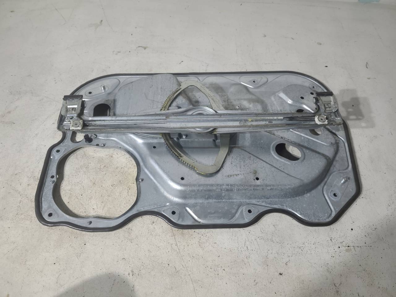 стеклоподъемник передний левый Ford Focus 2 поколение 2005, 1.6 л., i, HWDA, бензин, 5МКПП, серебристый, универсал, передний привод, 3M51R23201BC - фото №1