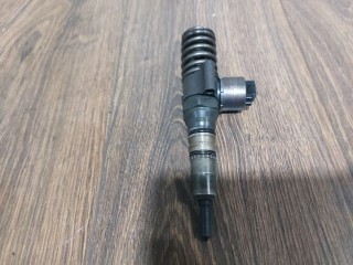 форсунка Volkswagen Golf 5 поколение (2003 - 2009), 2.0 л., TDi PD, CBDB, дизель, 03G130073G, 0414720404
