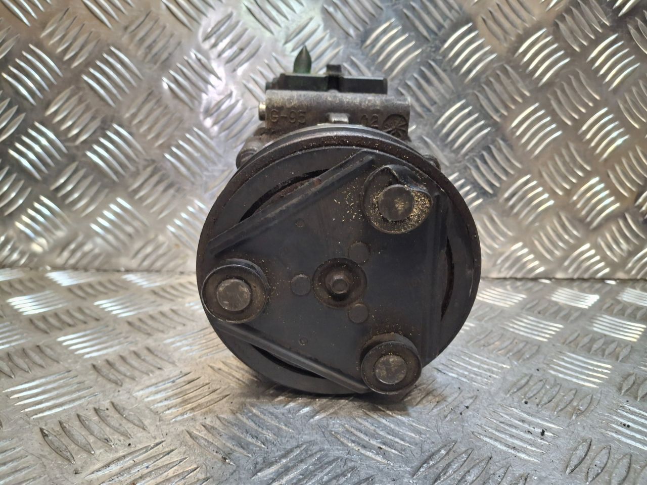 компрессор кондиционера Ford Maverick 2 поколение TM1 (2000 - 2004), 3.0 л., AJ, бензин, 1018497, 1035431, 1440188, 1440714, 3983800, 6997607, 7058034, YL8H19D629EB - фото №1