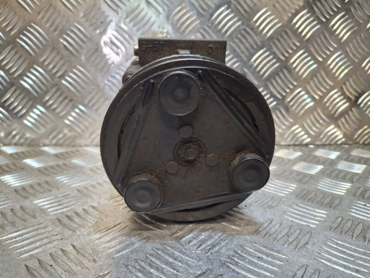 компрессор кондиционера Ford Maverick 2 поколение TM1 (2000 - 2004), 3.0 л., AJ, бензин, 1018497, 1035431, 1440188, 1440714, 3983800, 6997607, 7058034, YL8H19D629EB - фото №1