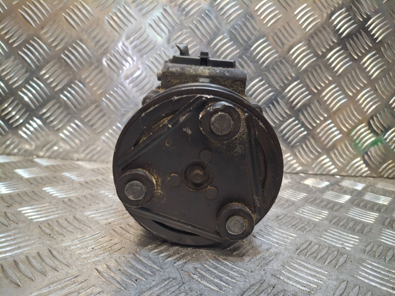 компрессор кондиционера Ford Maverick 2 поколение TM1 (2000 - 2004), 3.0 л., AJ, бензин, 1018497, 1035431, 1440188, 1440714, 3983800, 6997607, 7058034, YL8H19D629EB - фото №1