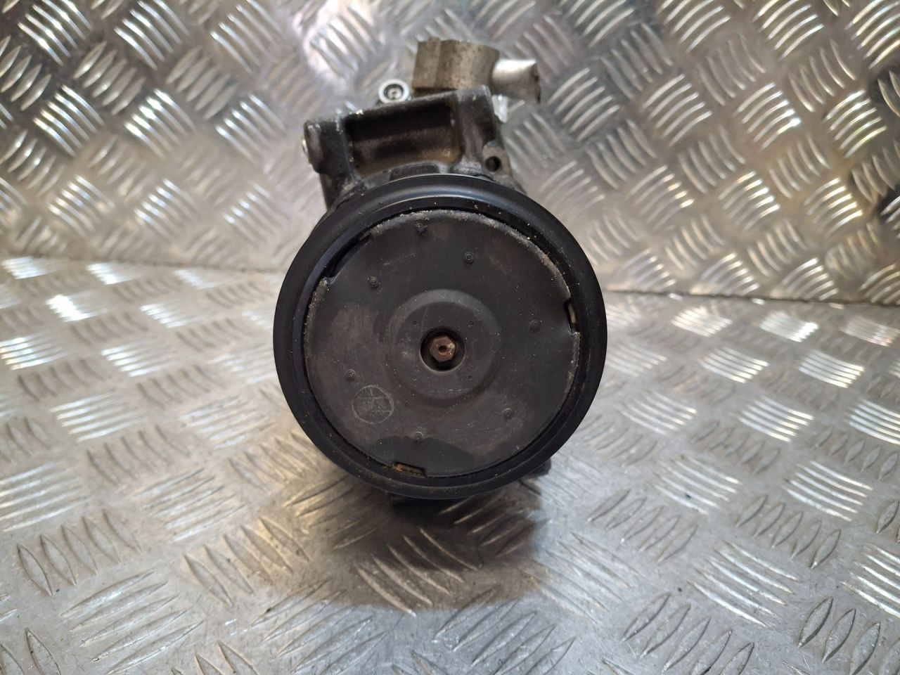 компрессор кондиционера Audi A4 B7 (2004 - 2009), 2.0 л., TFSI, BPJ, бензин, 8E0260805BF, 8E0260805BJ, 8E0260805CB, 8E0260805BS, 8K02608056M - фото №1