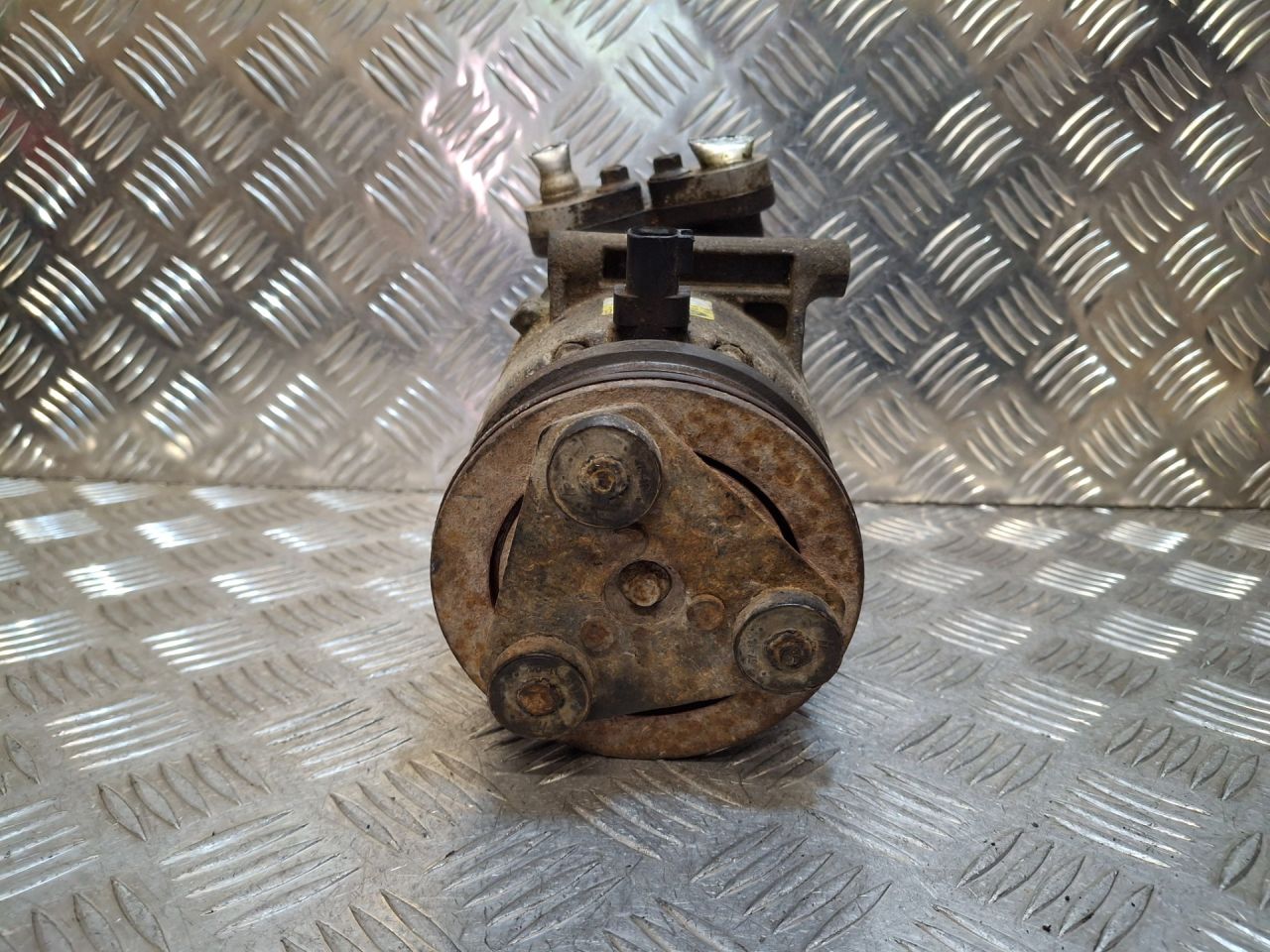 компрессор кондиционера Ford Focus 2 поколение (2004 - 2008), 2.0 л., AODA, бензин, 1329719, 6M5H19D629AC, 6M5H19D629AB, 3M5H19D629RH, 3M5H19D629RG, 6M5H19D629AD, 3M5H19D629RF, 3M5H19D629CD, 3M5H19D629AF, 3M5H19D629AD, 3M5H19D629CF, 3M5H19D629RD, 3M5H19D629RE, 6M5H19D629AE, 6M5H19D629A2G - фото №1