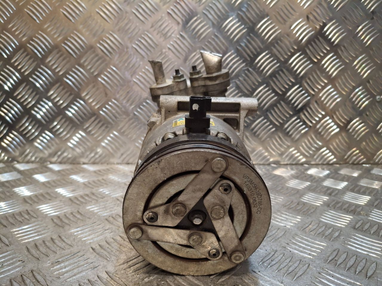 компрессор кондиционера Ford Focus 3 поколение (2011 - 2015), 2.0 л., бензин, BV6N19D629BG, BV6N19D629BF, BV6N19D629BC, BV6N19D629BB, BV6N19D629BD, BV6N19D629BE, 1854689, CV6N19D629BA - фото №1