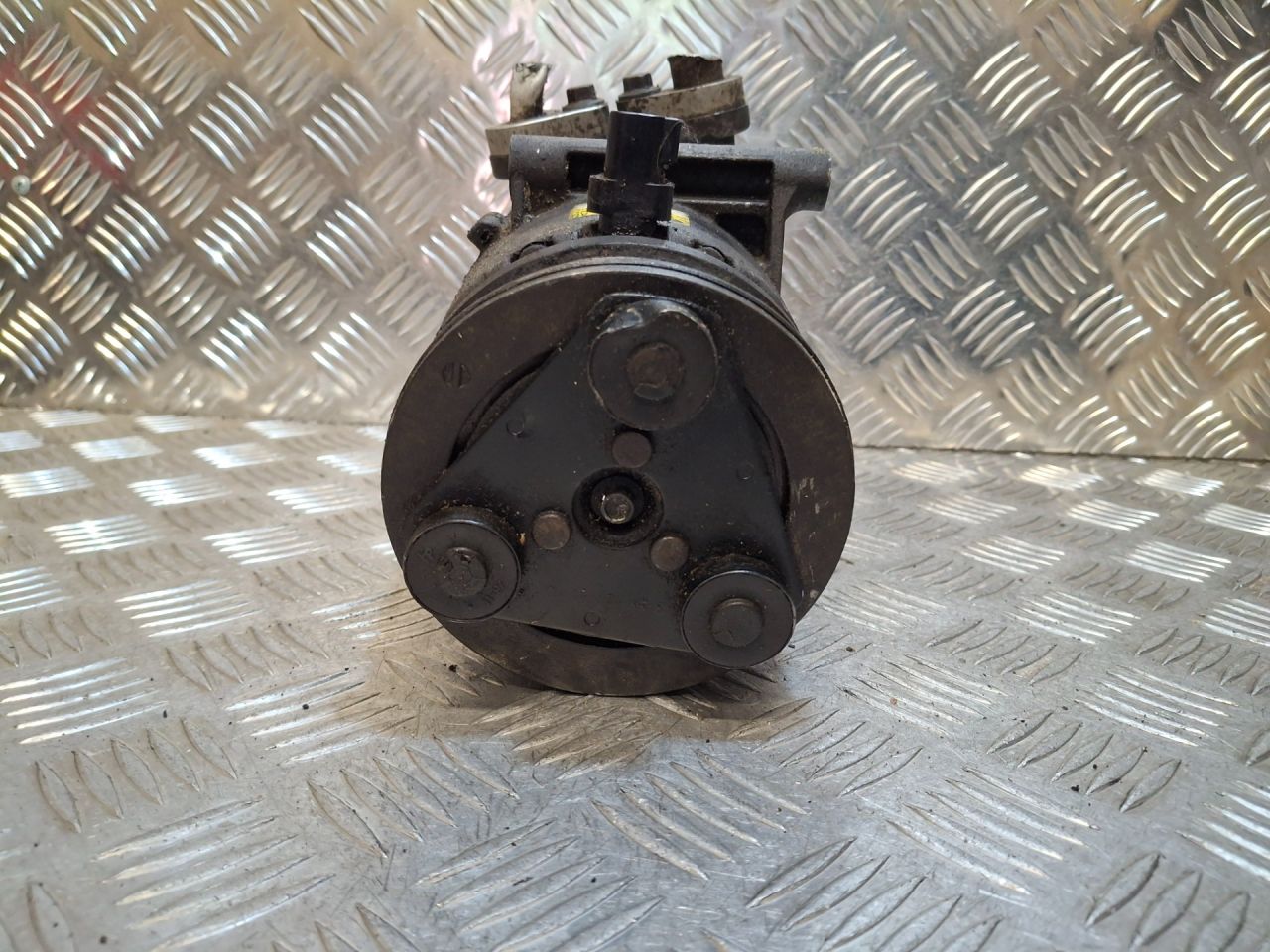 компрессор кондиционера Ford Focus 2 поколение (2004 - 2008), 2.0 л., AODA, бензин, 1329719, 6M5H19D629AC, 6M5H19D629AB, 3M5H19D629RH, 3M5H19D629RG, 6M5H19D629AD, 3M5H19D629RF, 3M5H19D629CD, 3M5H19D629AF, 3M5H19D629AD, 3M5H19D629CF, 3M5H19D629RD, 3M5H19D629RE, 6M5H19D629AE, 6M5H19D629A2G - фото №1