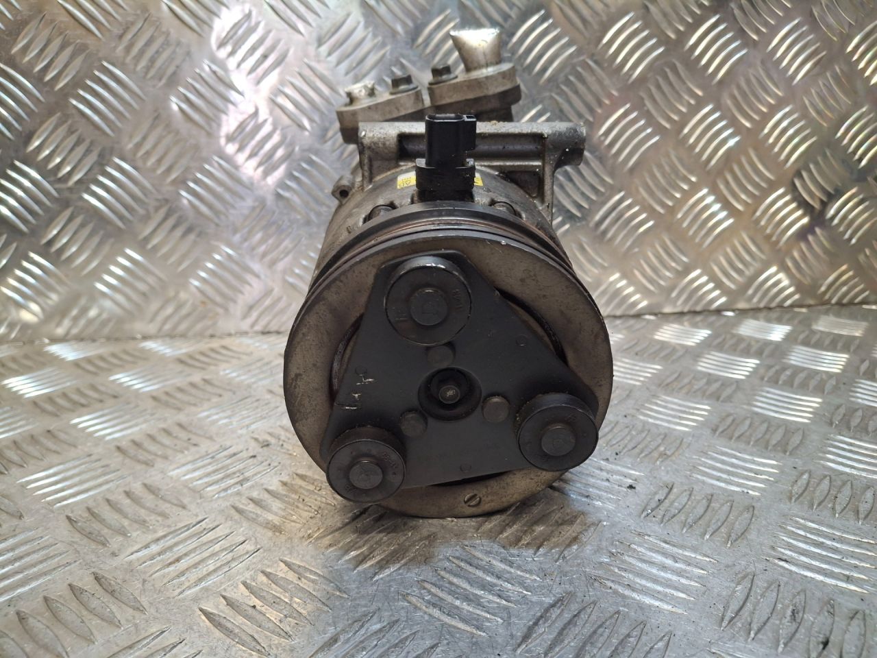 компрессор кондиционера Ford Focus 2 поколение (2004 - 2008), 2.0 л., AODA, бензин, 1329719, 6M5H19D629AC, 6M5H19D629AB, 3M5H19D629RH, 3M5H19D629RG, 6M5H19D629AD, 3M5H19D629RF, 3M5H19D629CD, 3M5H19D629AF, 3M5H19D629AD, 3M5H19D629CF, 3M5H19D629RD, 3M5H19D629RE, 6M5H19D629AE - фото №1