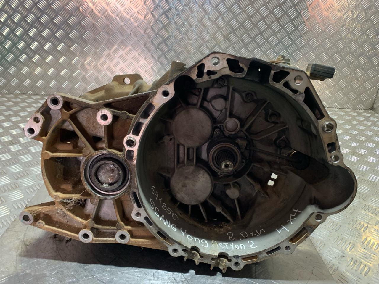 КПП механическая (МКПП) SsangYong Actyon 2 поколение CK (2010 - 2013), 2.0 л., XDI, D20DTF, дизель, полный привод, 3102034010, 3102034011, 3102034013, 3102034014, 3102034016 - фото №1