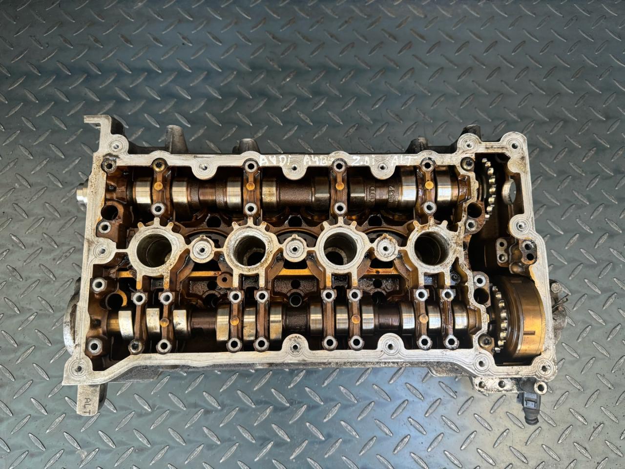 головка блока цилиндров Audi A4 B6 (2000 - 2006), 2.0 л., i, ALT, бензин, 06B103351E, 06B103351D, 06B103351H, 06B103351J, 06B103373AA, 06B103373AB, 06B103373AM - фото №1