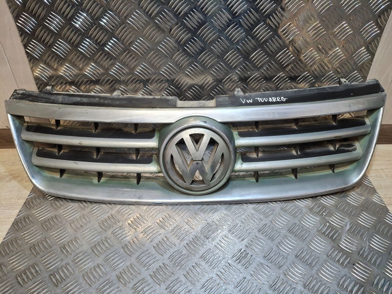 решетка радиатора Volkswagen Touareg 1 поколение (2002 - 2007), 7L6853651BB41 - фото №1
