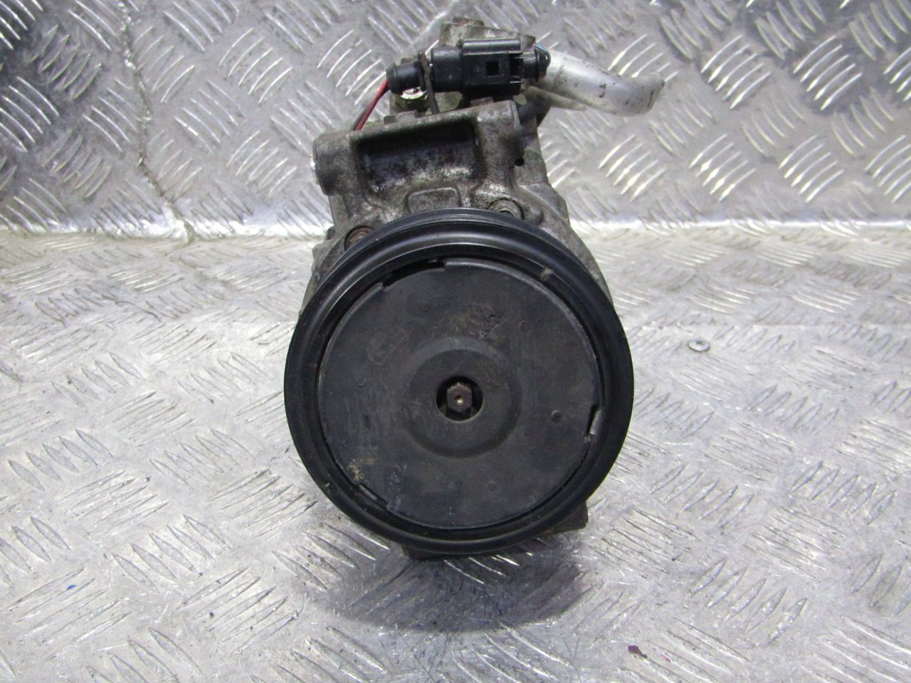 компрессор кондиционера Audi A4 B7 (2004 - 2009), 2.0 л., TFSI, BPJ, бензин, 8E0260805BF, 8E0260805BJ, 8E0260805AG, 8E0260805BA, 8E0260805CD, 8E0260805BE, 8E0260805BL - фото №1