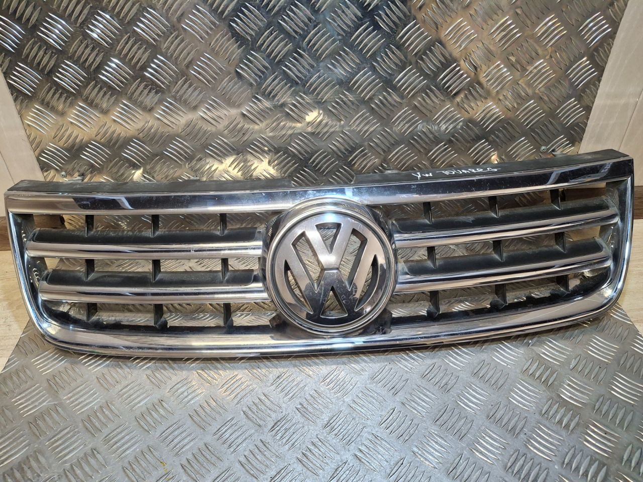 решетка радиатора Volkswagen Touareg 1 поколение (2002 - 2007), 7L6853651BB41 - фото №1