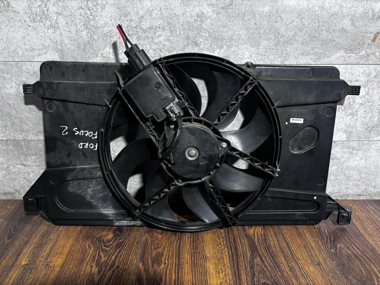 вентилятор радиатора Ford Focus 2 поколение (2004 - 2008), 1.6 л., бензин, 1530151, 3M5H8C607UG - фото №1