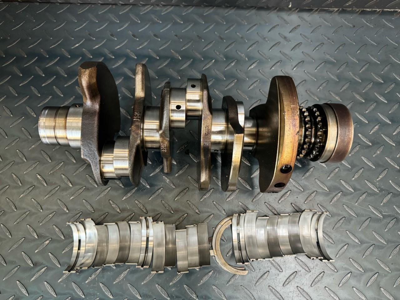 коленвал Audi A6 4F/C6 (2004 - 2008), 3.2 л., FSI, AUK, бензин, 06E105101P, 06E101R, 06E105101H, 06E105101R, 06E105101AM, 06E105101AP, 06E101P - фото №1