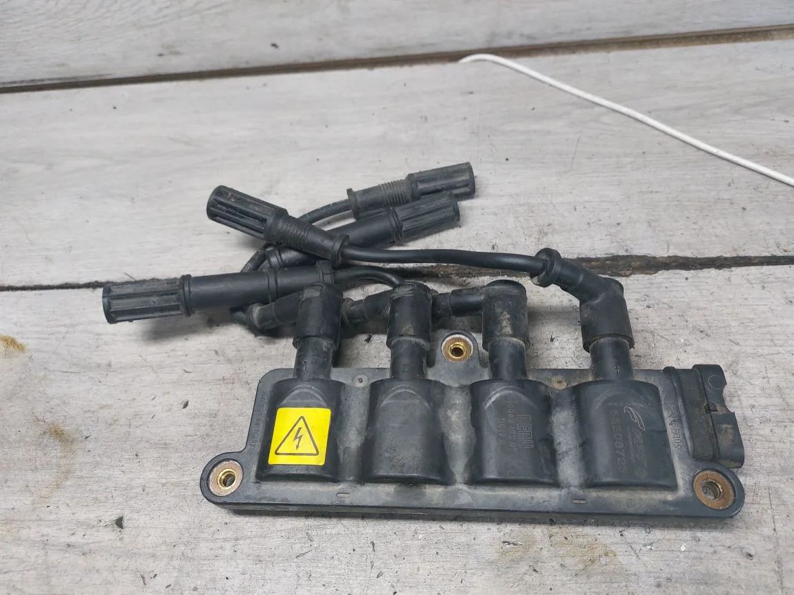 катушка зажигания Fiat Punto 3 поколение (2005 - 2012), 1.4 л., 350 A1.000, бензин, 55200112, 55208723 - фото №1