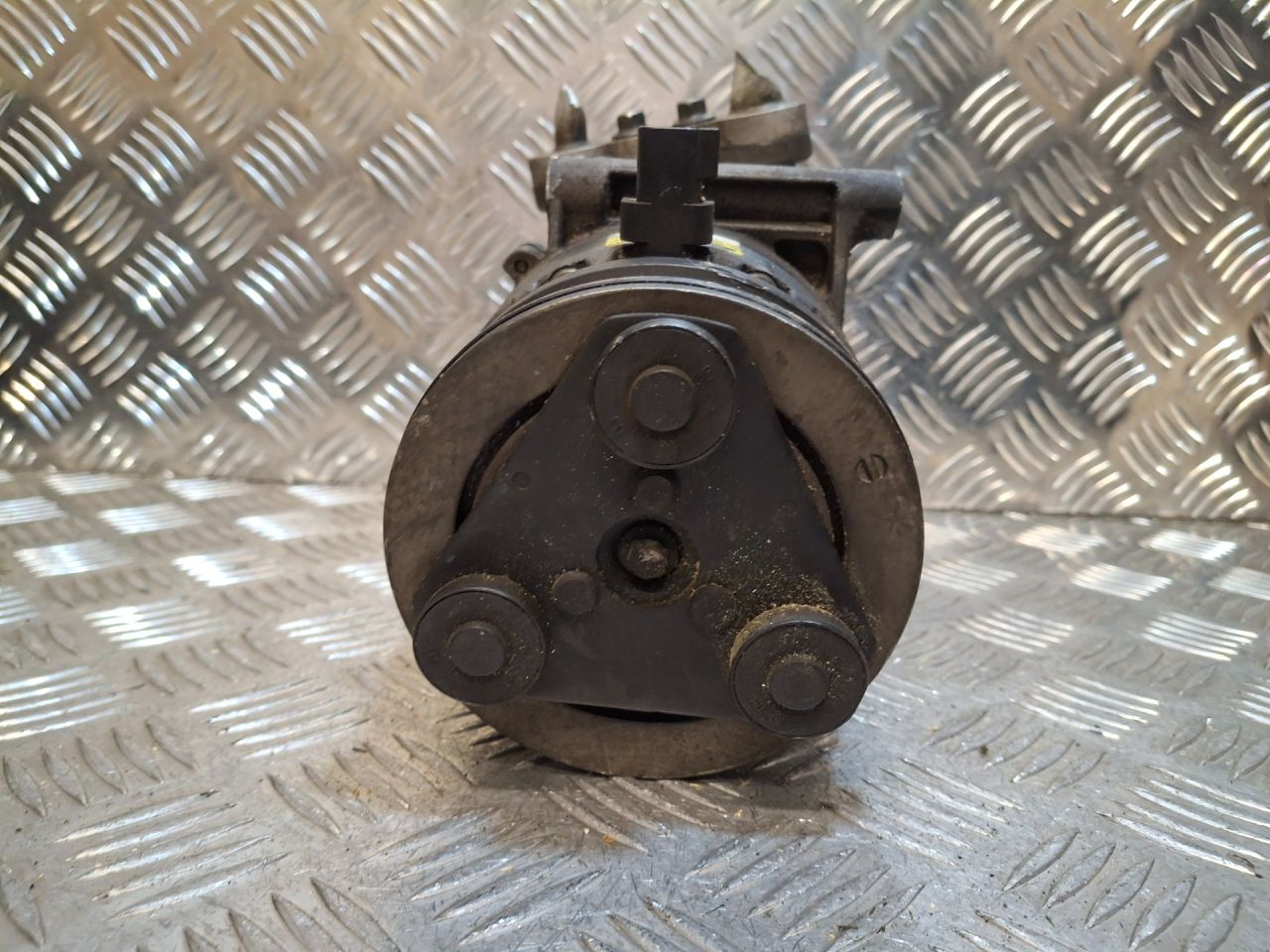 компрессор кондиционера Ford Focus 2 поколение (2004 - 2008), 2.0 л., AODA, бензин, 1329719, 6M5H19D629AC, 6M5H19D629AB, 3M5H19D629RH, 3M5H19D629RG, 6M5H19D629AD, 3M5H19D629RF, 3M5H19D629CD, 3M5H19D629AF, 3M5H19D629AD, 3M5H19D629CF, 3M5H19D629RD, 3M5H19D629RE, 6M5H19D629AE - фото №1