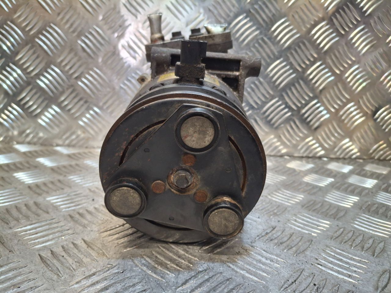 компрессор кондиционера Ford Focus 2 поколение (2004 - 2008), 2.0 л., AODA, бензин, 1329719, 6M5H19D629AC, 6M5H19D629AB, 3M5H19D629RH, 3M5H19D629RG, 6M5H19D629AD, 3M5H19D629RF, 3M5H19D629CD, 3M5H19D629AF, 3M5H19D629AD, 3M5H19D629CF, 3M5H19D629RD, 3M5H19D629RE, 6M5H19D629AE - фото №1