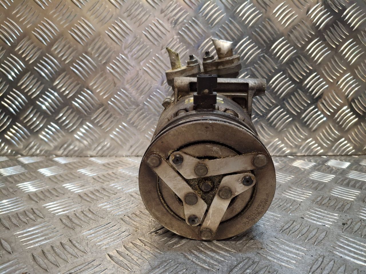 компрессор кондиционера Ford Focus 3 поколение (2011 - 2015), 2.0 л., бензин, BV6N19D629BG, BV6N19D629BF, BV6N19D629BC, BV6N19D629BB, BV6N19D629BD, BV6N19D629BE, 1854689, CV6N19D629BA - фото №1