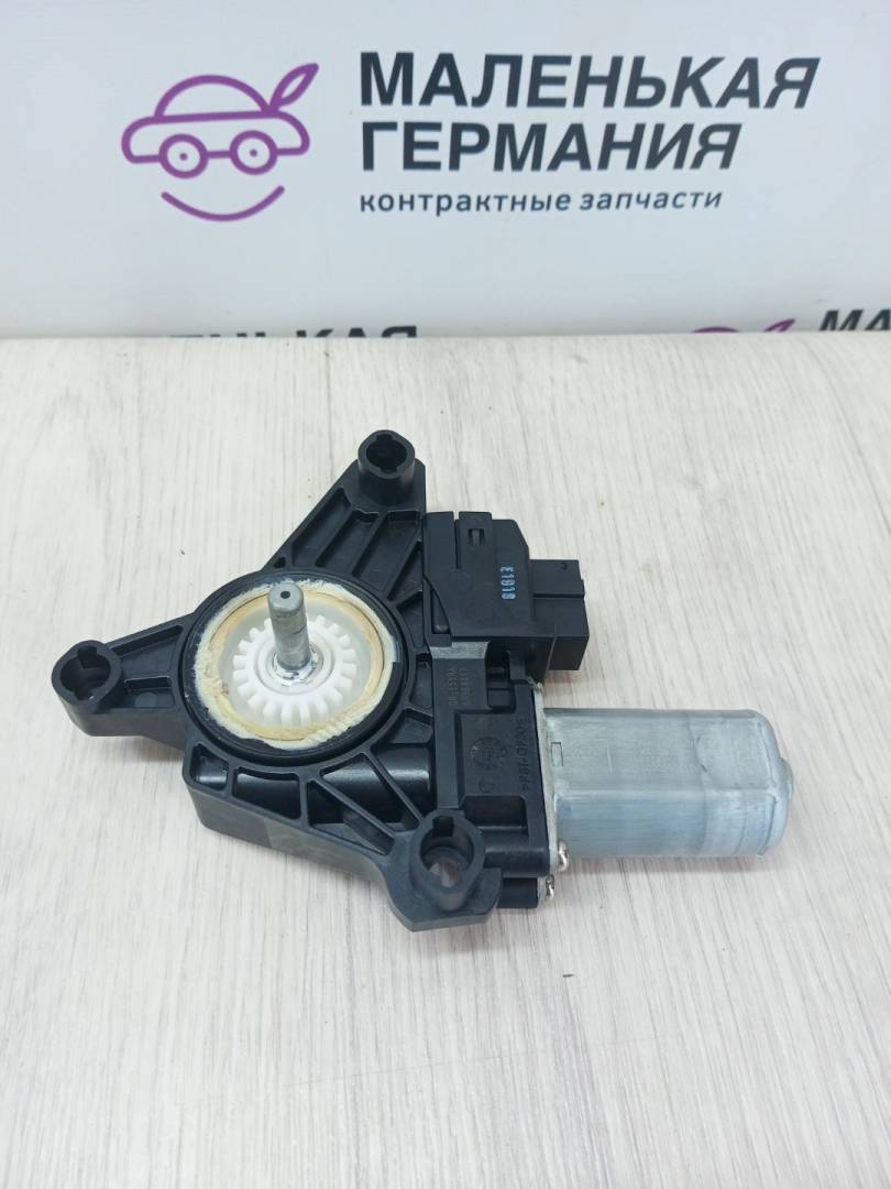 моторчик стеклоподъемника задний правый Mercedes-Benz C-Класс W205/S205/C205 2014, 2.0 л., M 274.920, бензин, АКПП, белый, седан, задний привод, правый руль, A2139060602 - фото №1