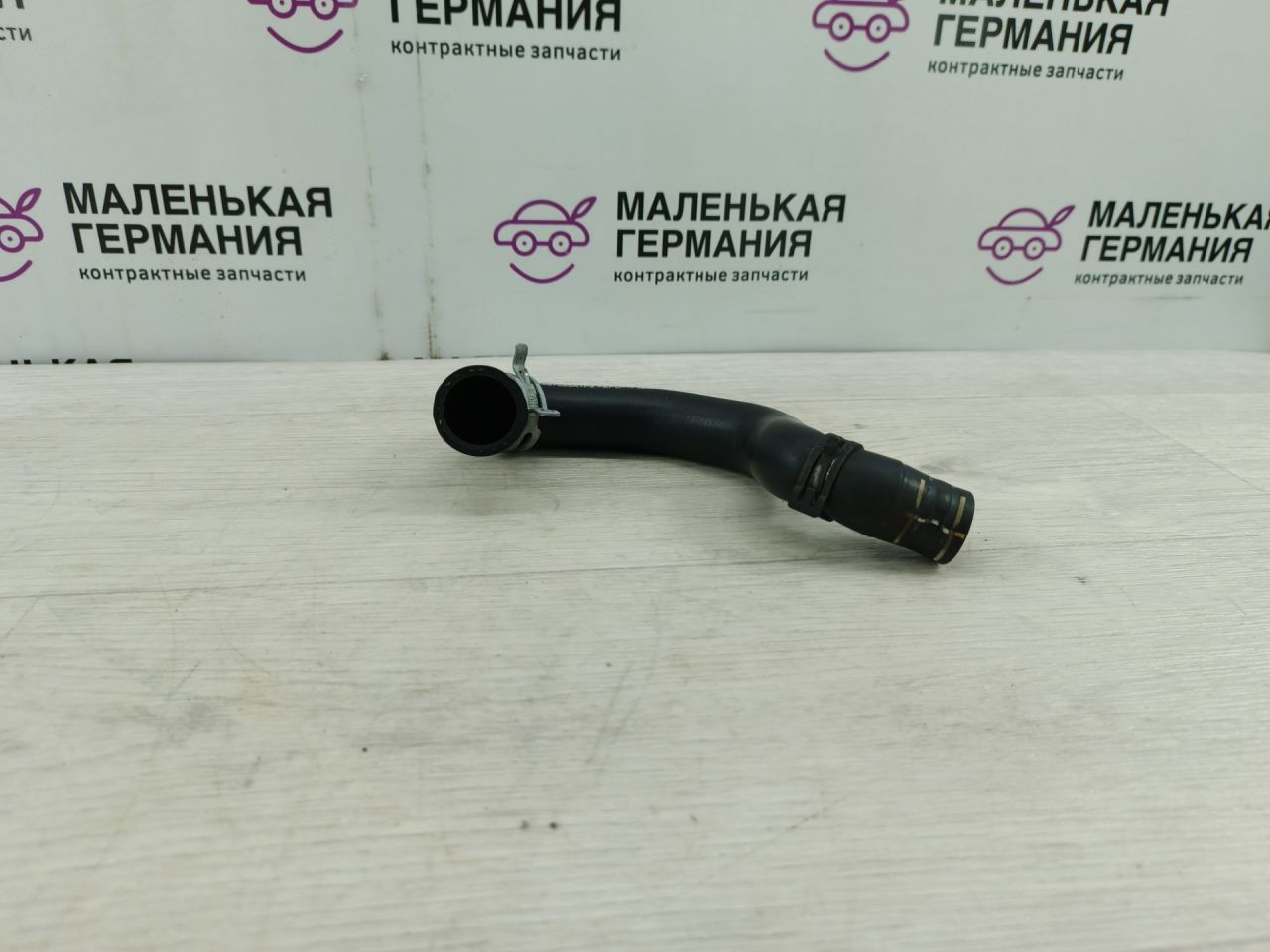 патрубок радиатора Mercedes-Benz C-Класс W205/S205/C205 2014, 2.0 л., M 274.920, бензин, АКПП, белый, седан, задний привод, правый руль, 0613562A - фото №1