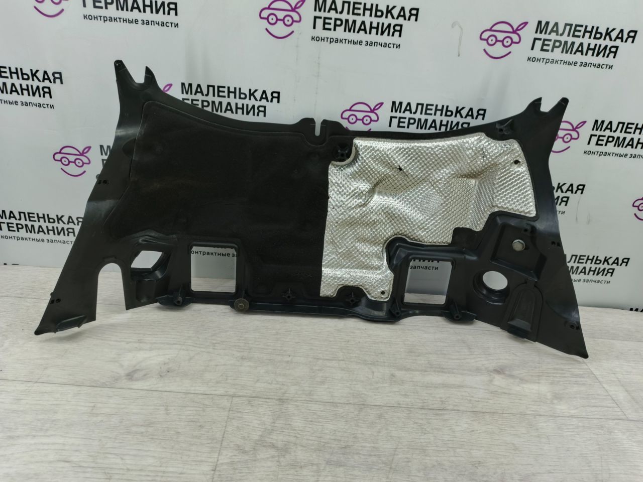 планка под капот Mercedes-Benz C-Класс W205/S205/C205 2014, 2.0 л., M 274.920, бензин, АКПП, белый, седан, задний привод, правый руль, A0029980001 - фото №1