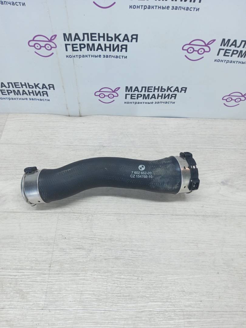 патрубок интеркулера BMW 3 серия F30/F31/F34 F30 2012, 3.0 л., N55 B30 A, бензин, АКПП, black sapphire metallic (475), седан, задний привод, 13717602652, 7602652 - фото №1