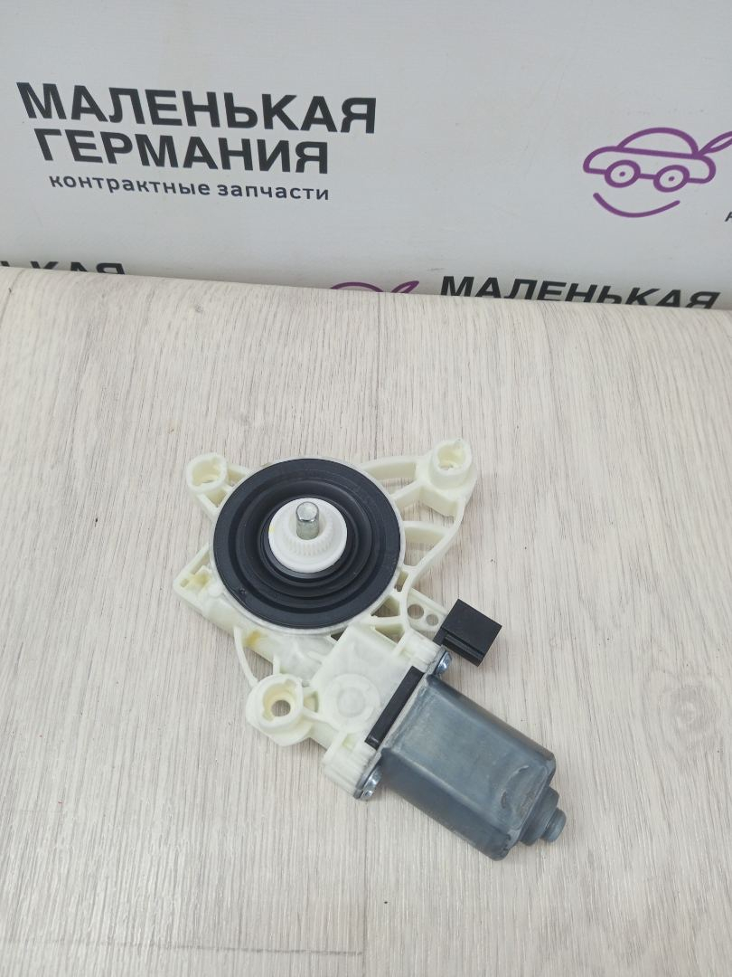 моторчик стеклоподъемника передний левый Mercedes-Benz C-Класс W205/S205/C205 2014, 2.0 л., M 274.920, бензин, АКПП, белый, седан, задний привод, правый руль, A0009065806 - фото №1