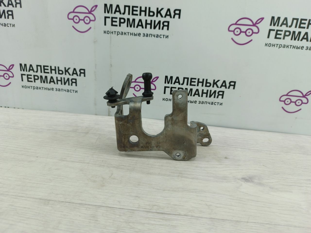 проушина крепежная Mercedes-Benz C-Класс W205/S205/C205 2014, 2.0 л., M 274.920, бензин, АКПП, белый, седан, задний привод, правый руль, A2742230441 - фото №1