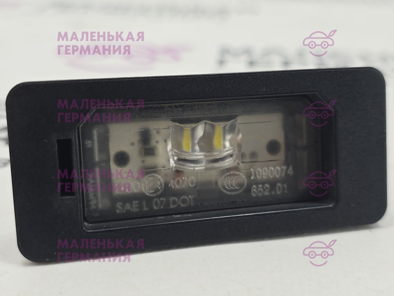 подсветка номера BMW 5 серия G30/G31 G30 2019, 4.4 л., N63 B44 C, бензин, АКПП, carbonschwarz metallic (416), седан, полный привод, 63267410302, 7410302 - фото №1
