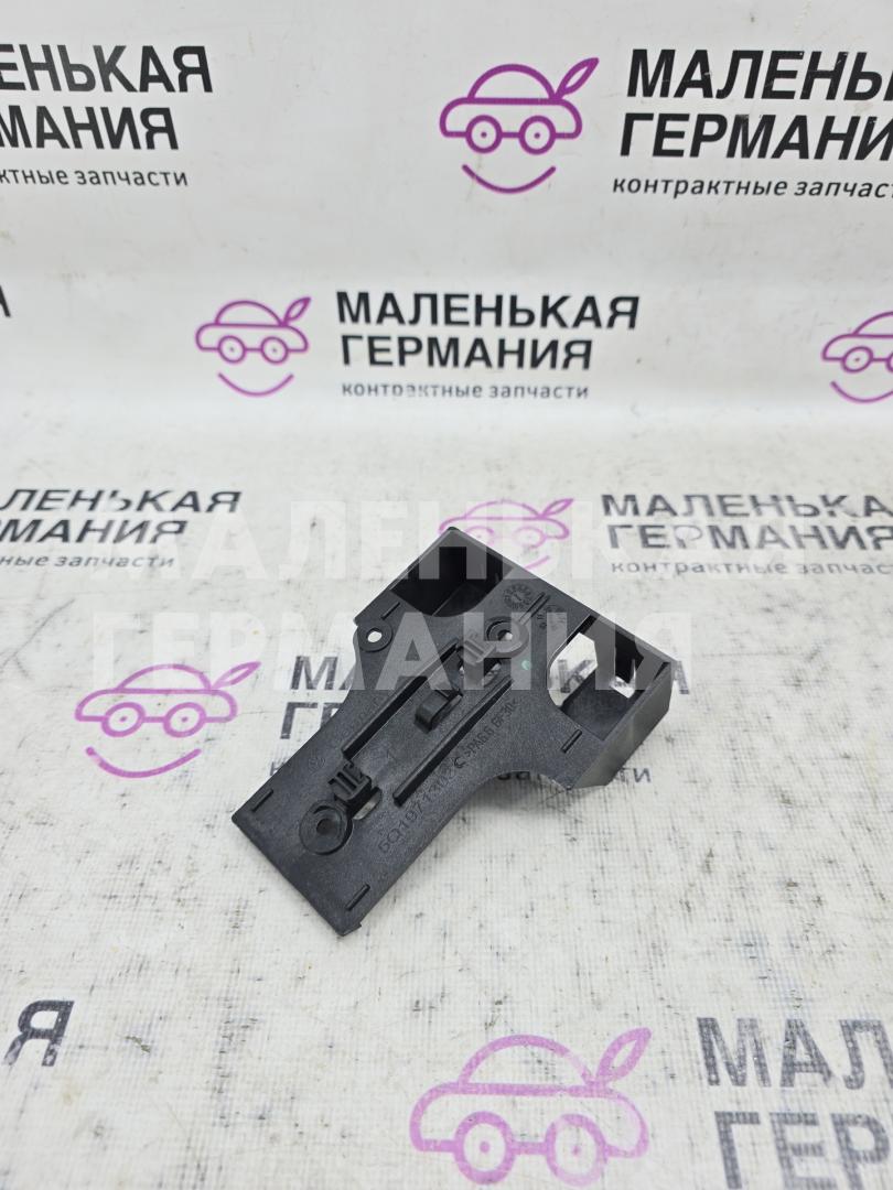 кронштейн (крепление) Volkswagen Passat B8 2015, 1.8 л., CJSA, бензин, робот, 2t/c9x чёрный перламутр, седан, правый руль, 5Q1971303C - фото №1