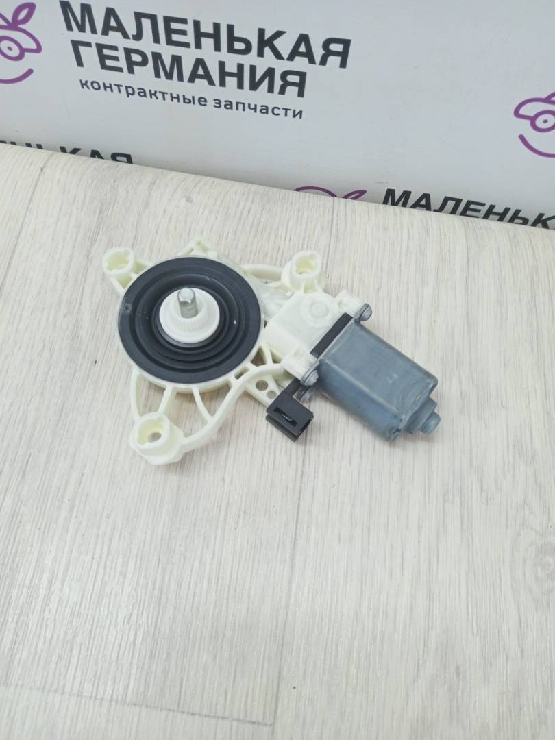 моторчик стеклоподъемника передний правый Mercedes-Benz C-Класс W205/S205/C205 2014, 2.0 л., M 274.920, бензин, АКПП, белый, седан, задний привод, правый руль, A0009065706 - фото №1