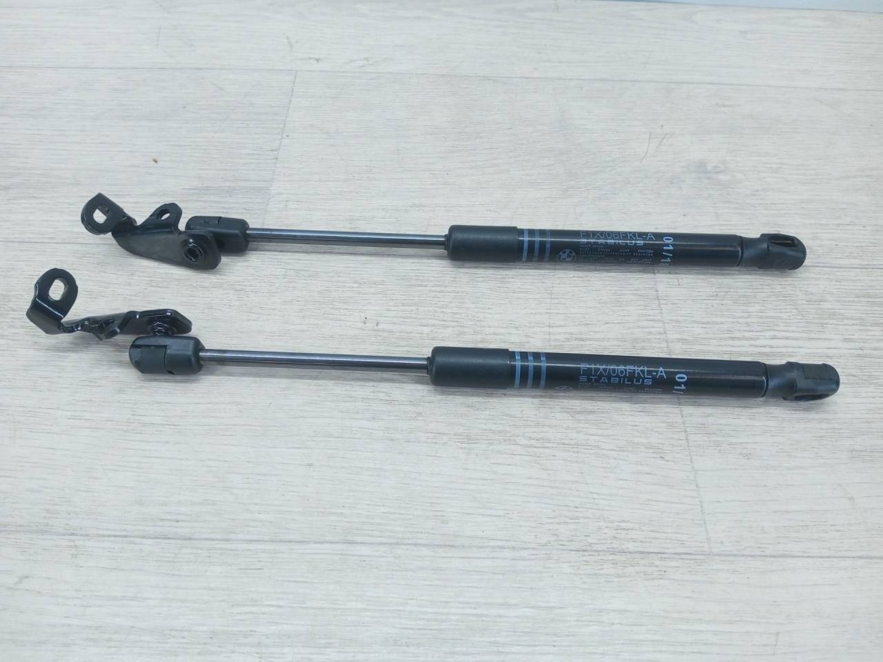 амортизатор капота BMW 6 серия F06/F12/F13 2013, 4.4 л., N63 B44 B, бензин, black sapphire metallic (475), 51237309117 - фото №1