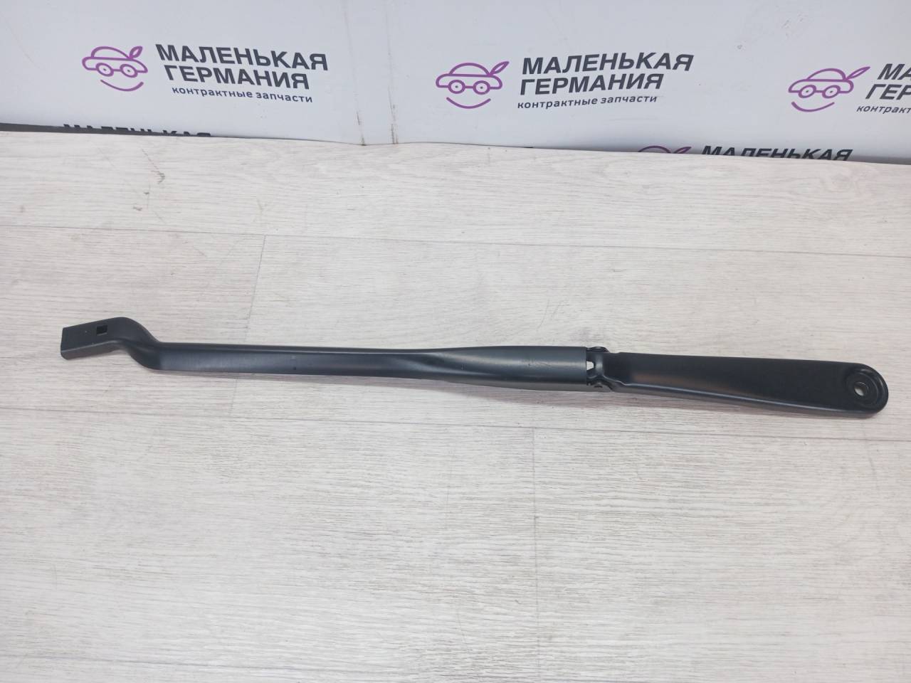 щеткодержатель (поводок стеклоочистителя, дворник) BMW 5 серия G30/G31 G30 2017, 3.0 л., B58 B30 A, бензин, АКПП, темно-синий, седан, полный привод, 61617474830, 7474830 - фото №1